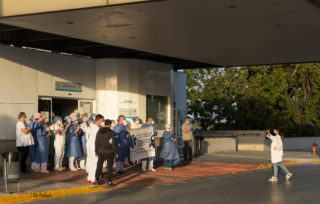 A les uit de la vesprá a les portes de l´hospital de La Ribera