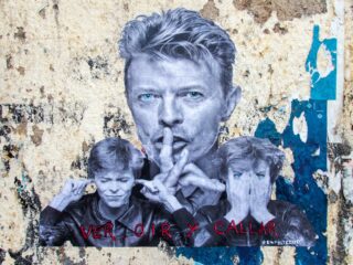 A les parets trobes tot un mon d'expressions artístique com graffitis i murals, que a més son efimers.